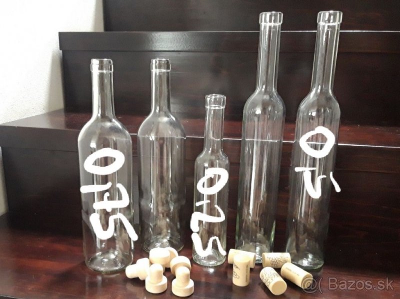 Nove sklenene flaše na sirup, vino, destilat, alkohol