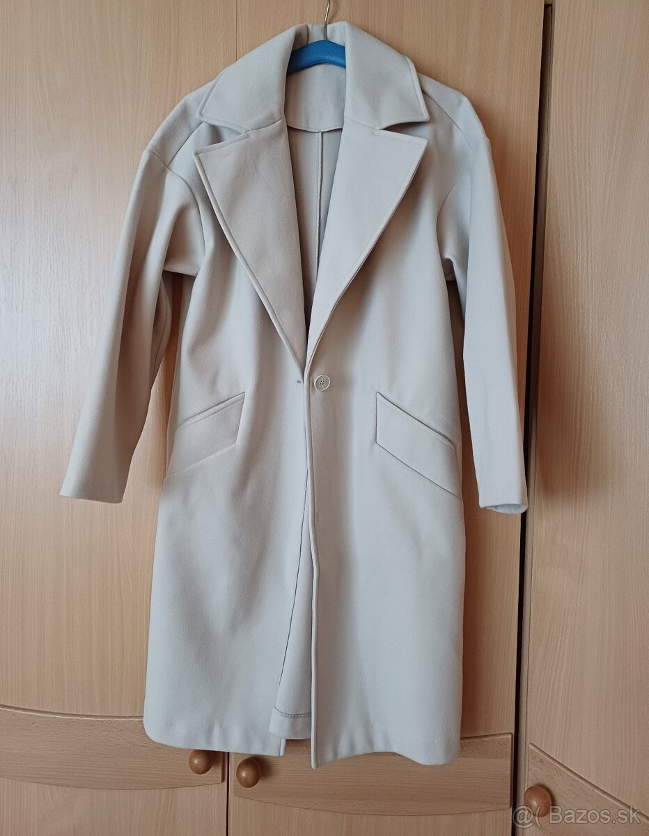 Béžový kabát oversize