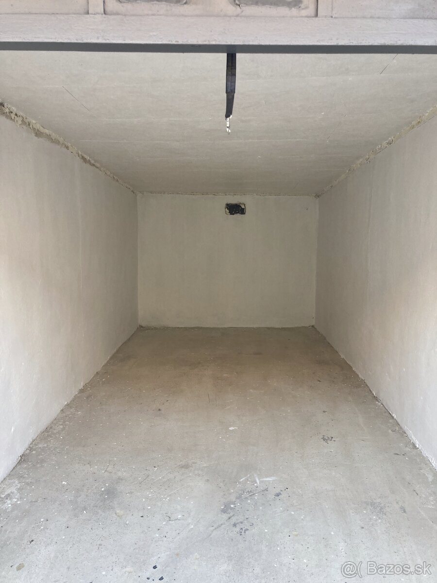Garáž,Krakovská ulica, sídlisko Železníky