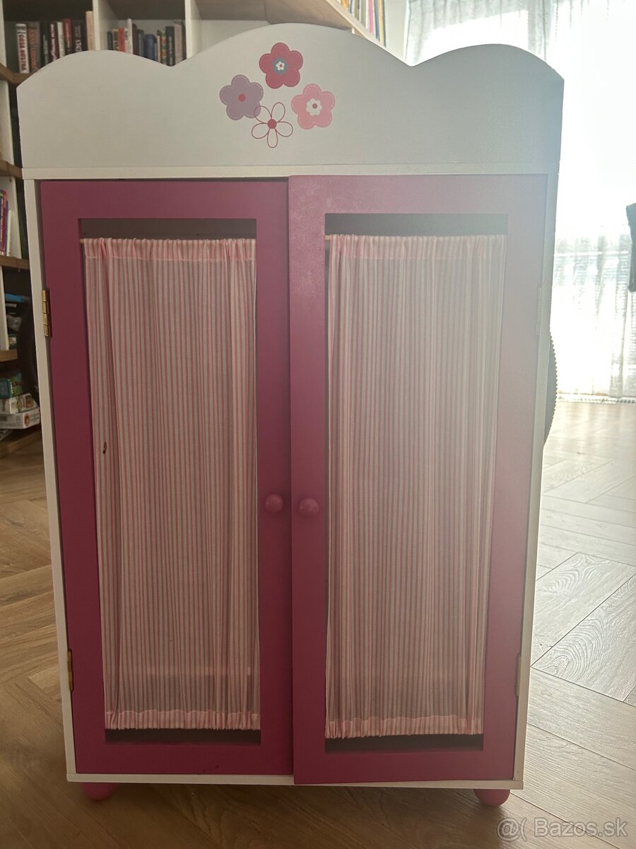 Skrinka na oblečenie pre bábiky