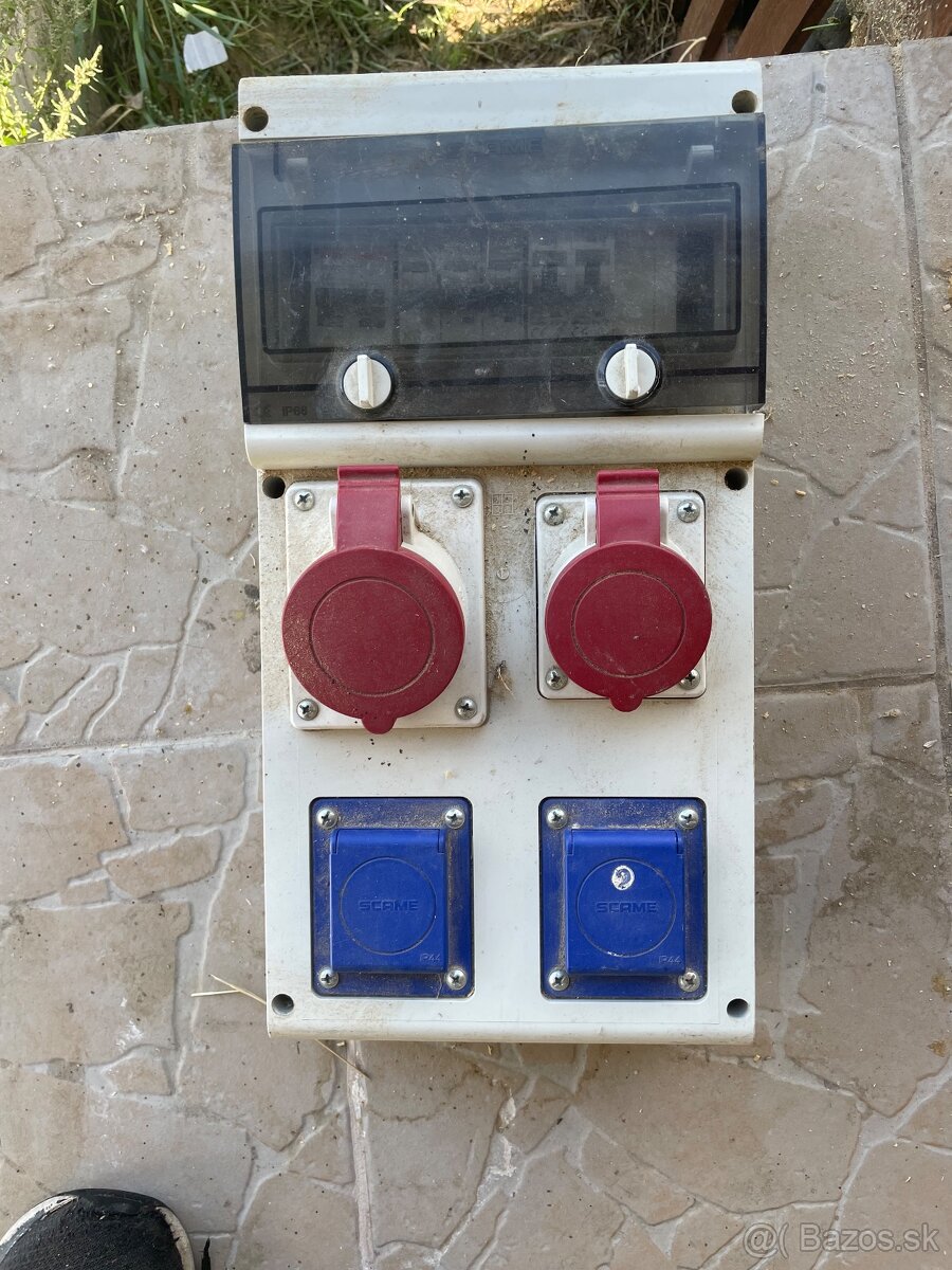 Predám rozvodnú skrinku s ističmi a zásuvkami (220V a 400V