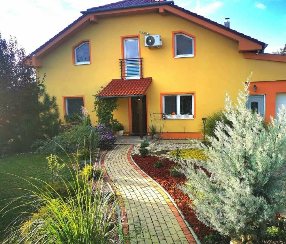 Predáme krásny 6 izb dvojgeneračný RD len 7 km od Nitry