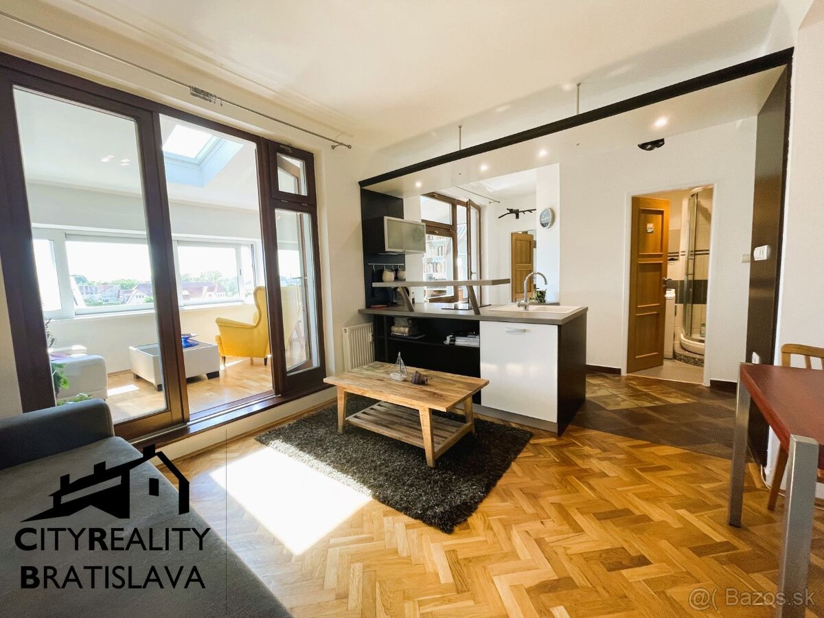 Výnimočný 3-izbový byt s veľkou presklenou terasou v srdci P