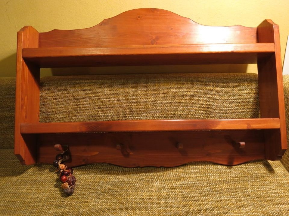 Drevená nástenná polica