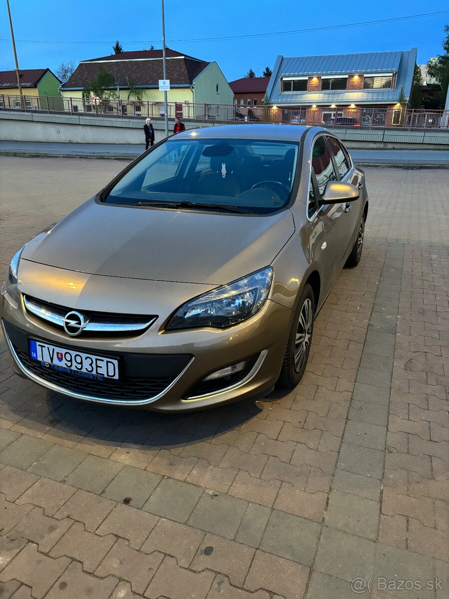 Opel Astra J 1.4 103kw sedan benzín