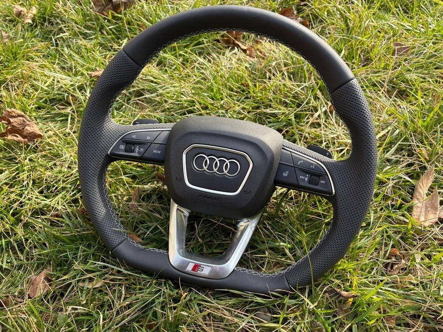 AUDI ŠPORTOVÝ VYHRIEVANÝ ZKOSENÝ PERFOROVANÝ VOLANT
