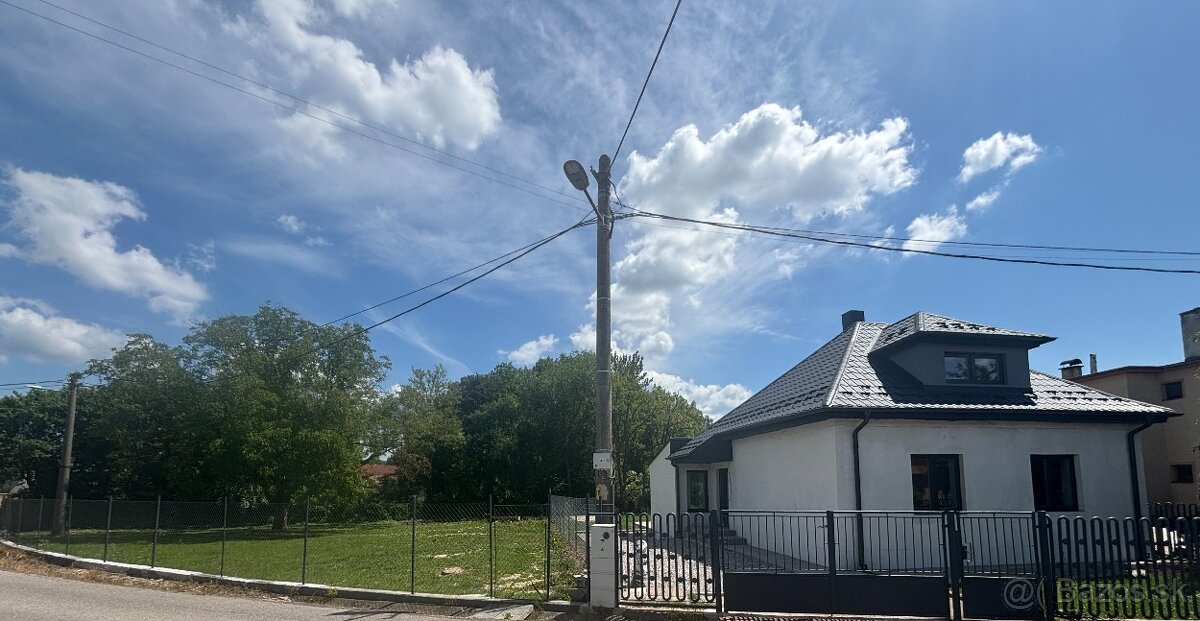 Rodinný dom s krásnym slnečným pozemkom o výmere 950 m2 v Bá