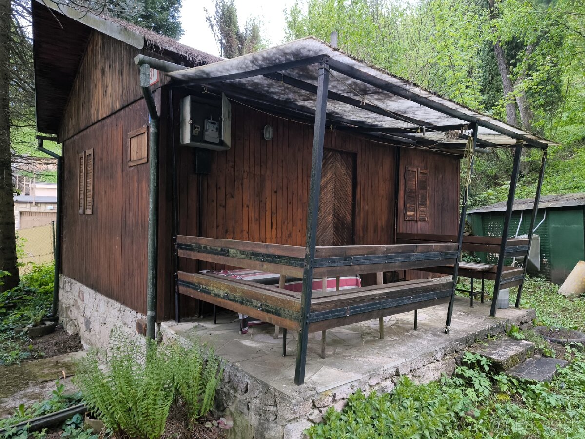 Chata rozobratá prefabrikatova