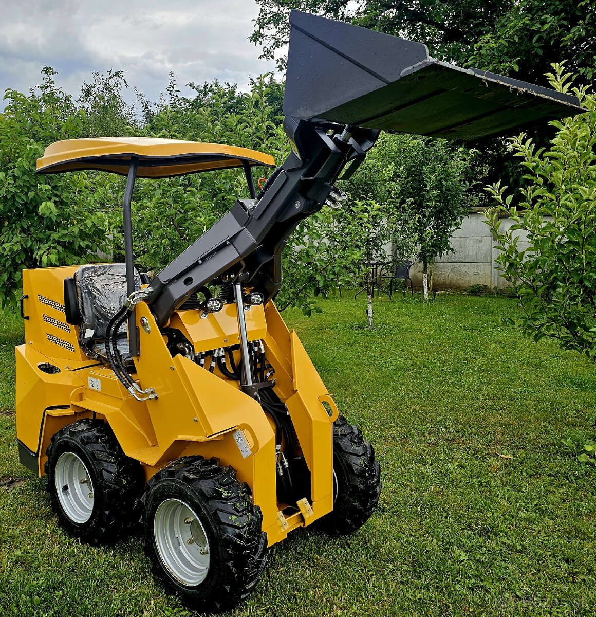 Šmykom riadený nakladač SDJK 480