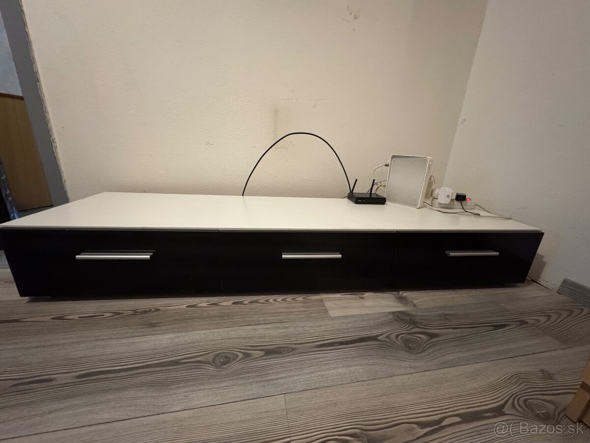 Skrinka pod TV