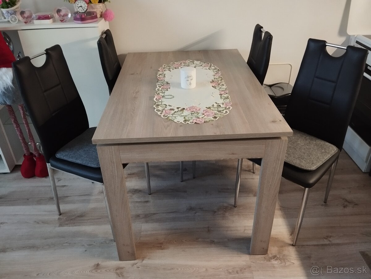 Jedálenský stôl so stoličkami