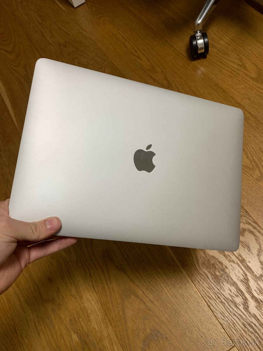 Macbook Air M1 2020 prasknutý displej
