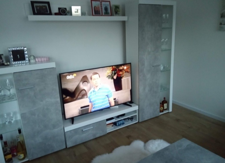 Sivá betón obývacia stena