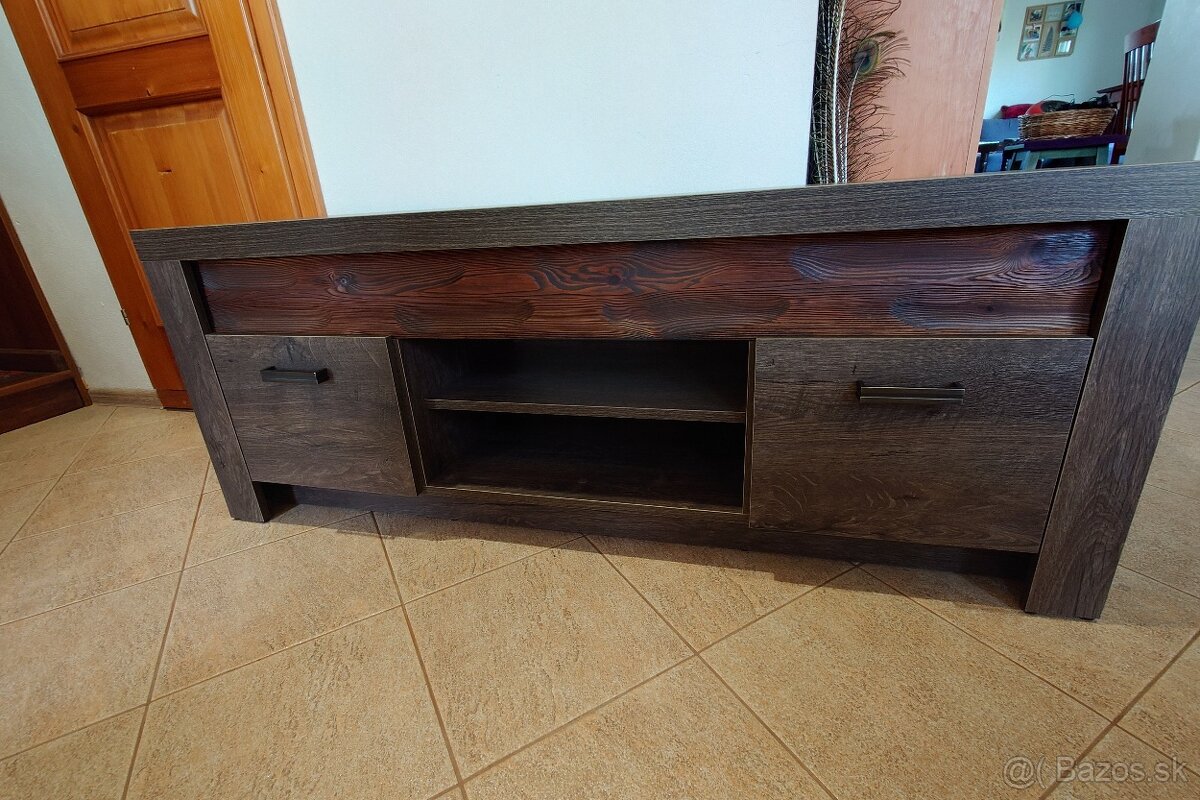 Stolík pod TV
