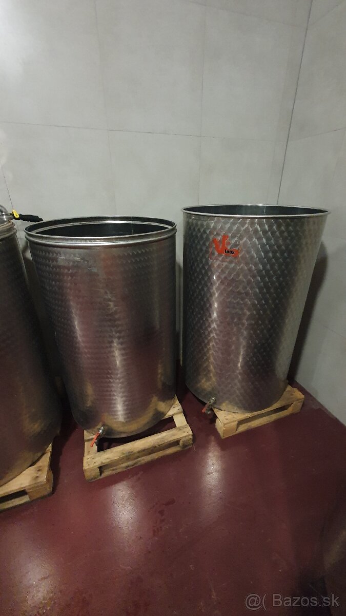 Vymenim 500 litrove nerezove nadrze na vino