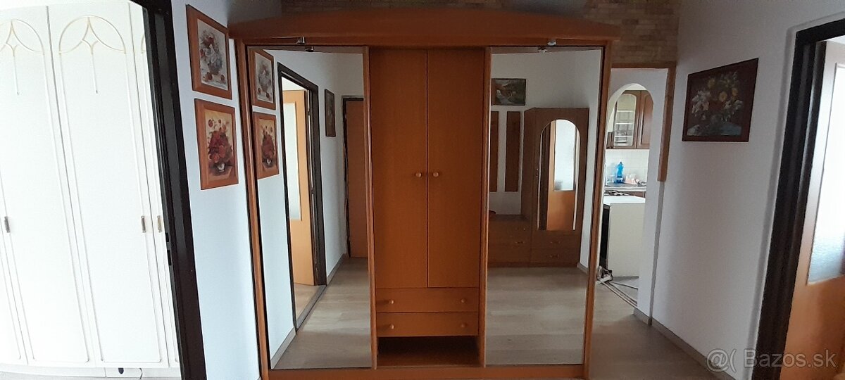 Šatníkova skriňa s posuvnými dverami