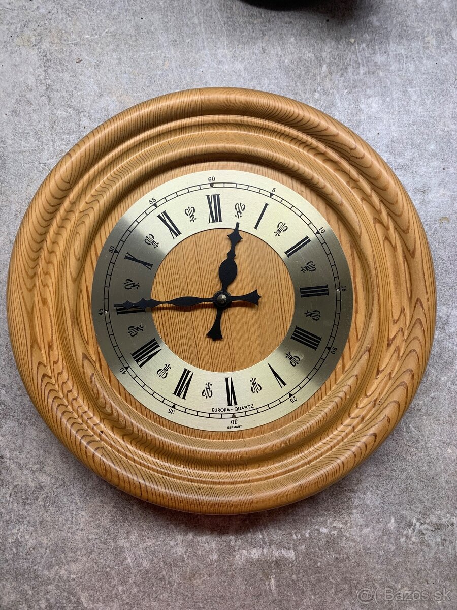 Drevene hodiny quartz