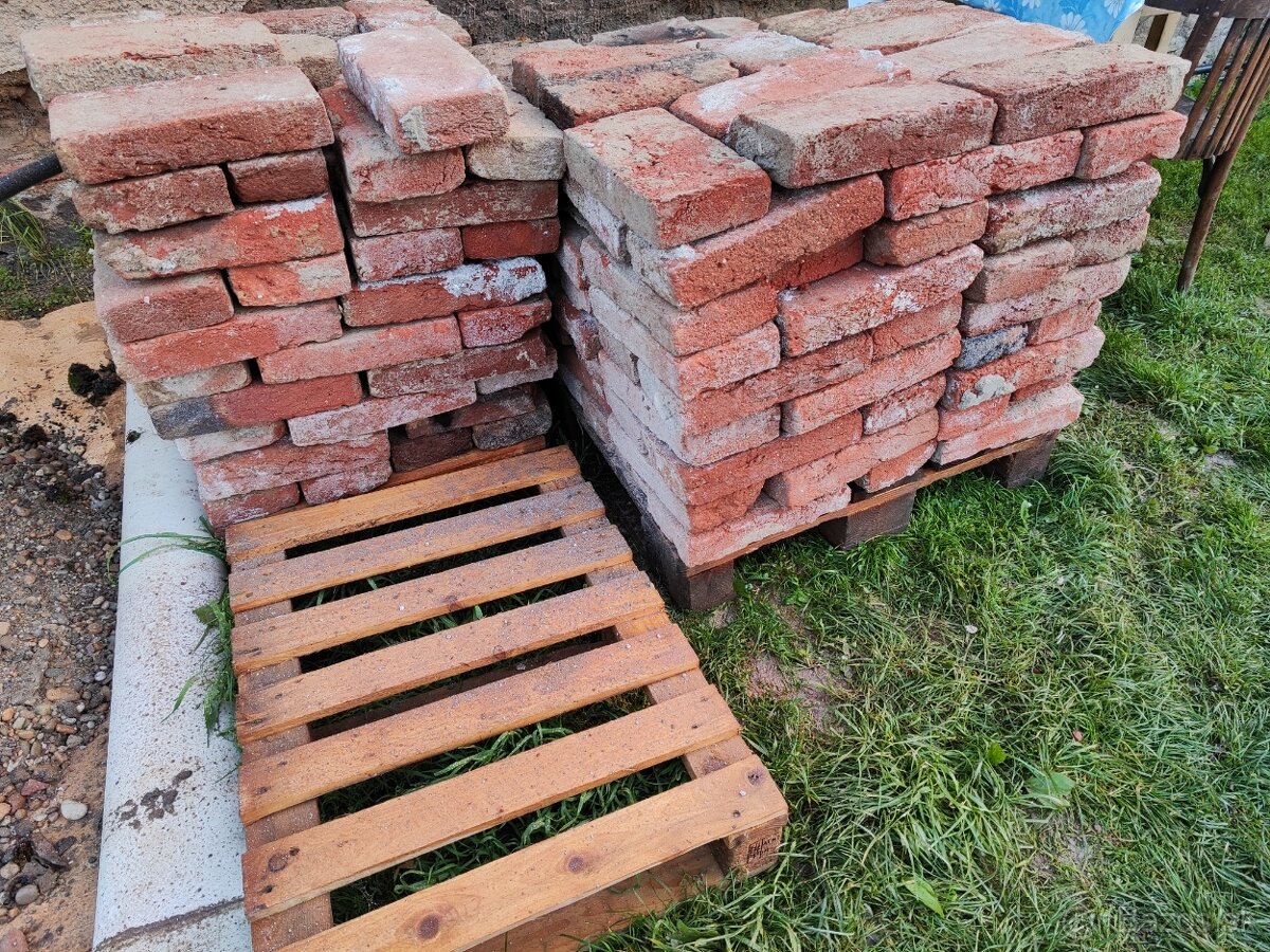 Staré pálene tehly , K dispozícii cca 300ks Cena 0,20€/ks