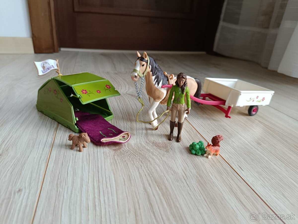 Schleich 42533 Sarah s koníkom a zvieratkami kempujú