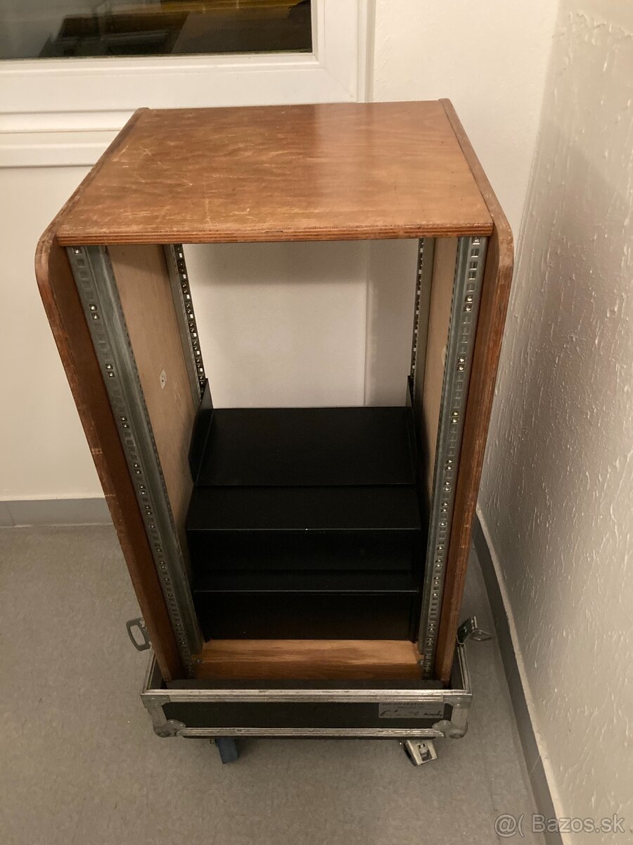 Predám toringovy rack 21U s case