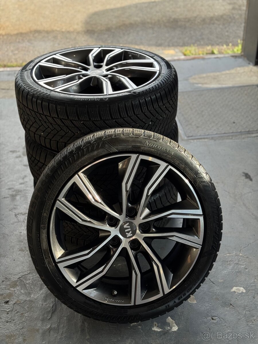 225/40 R18 KIA