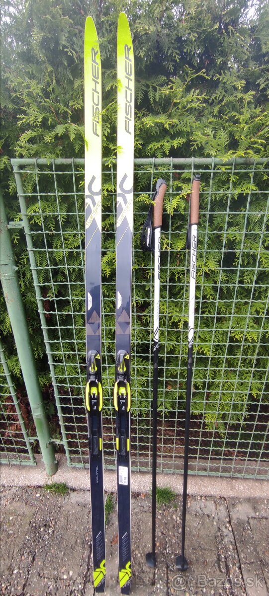 Bežecké lyže Fischer s palicami a s topánkami.
