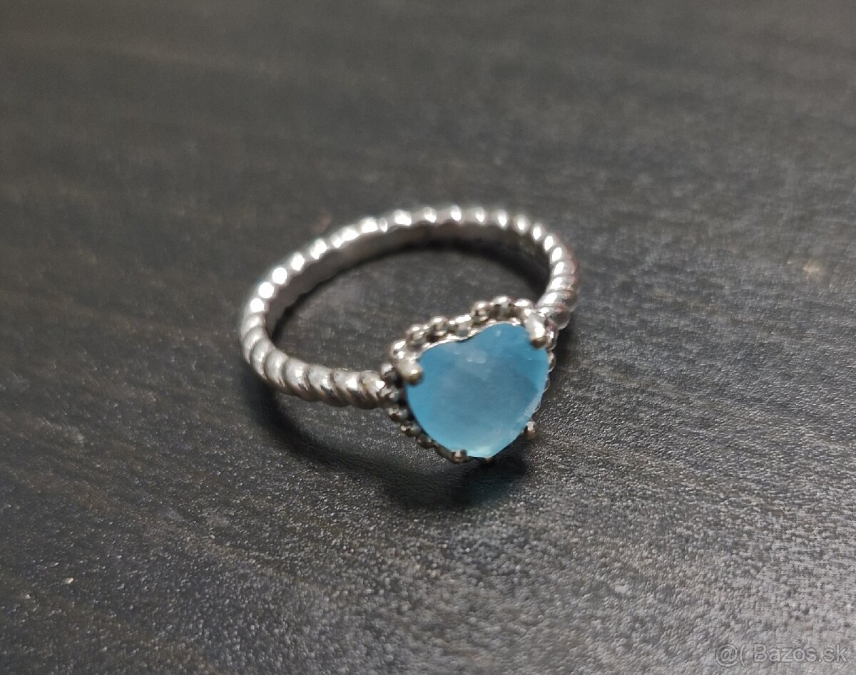Strieborný prsteň s modrým kryštálovým srdiečkom