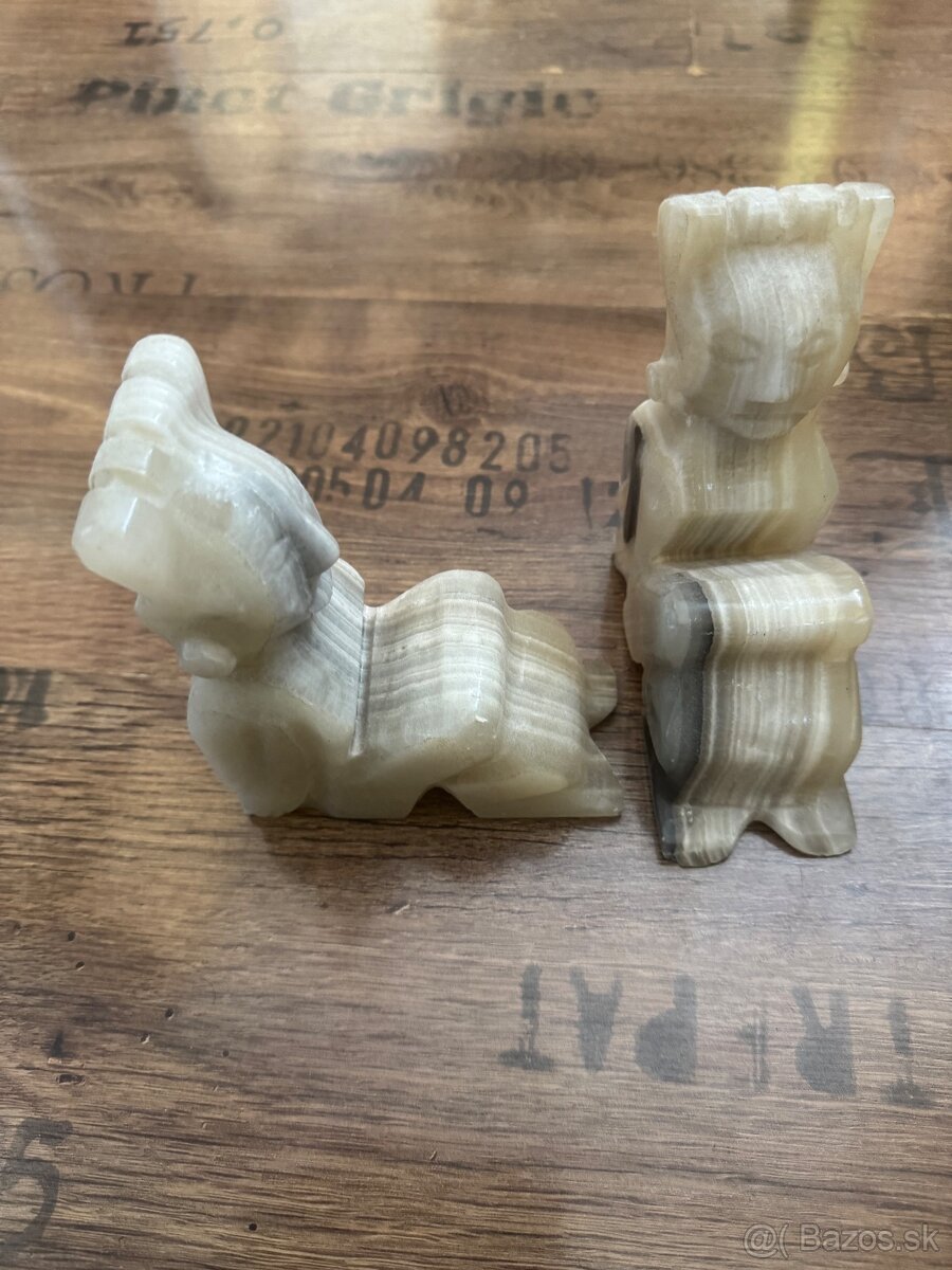 Vintage aztécke držiaky na knihy z Onyxu