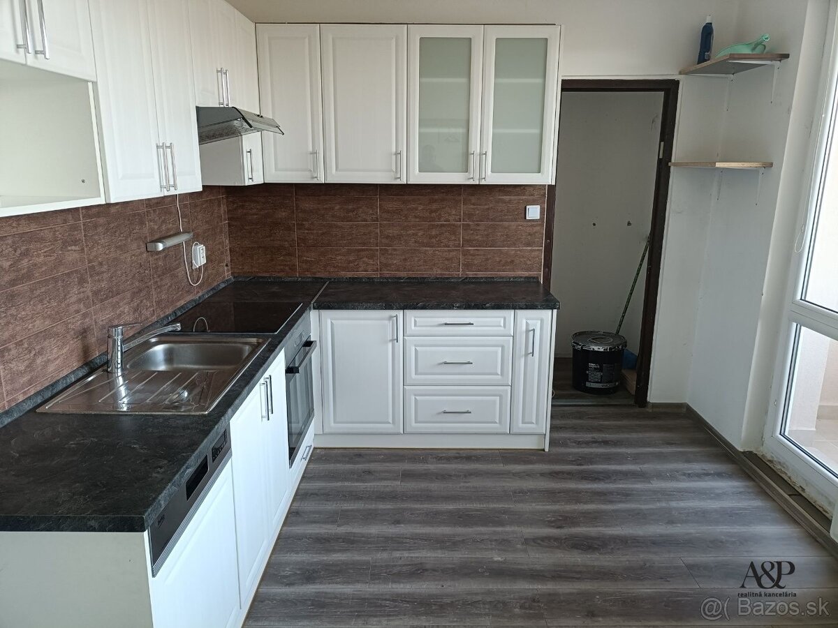 NA PREDAJ REKONŠTRUOVANÝ 4 IZBOVÝ BYT S LOGGIOU, 88M2, UL. S