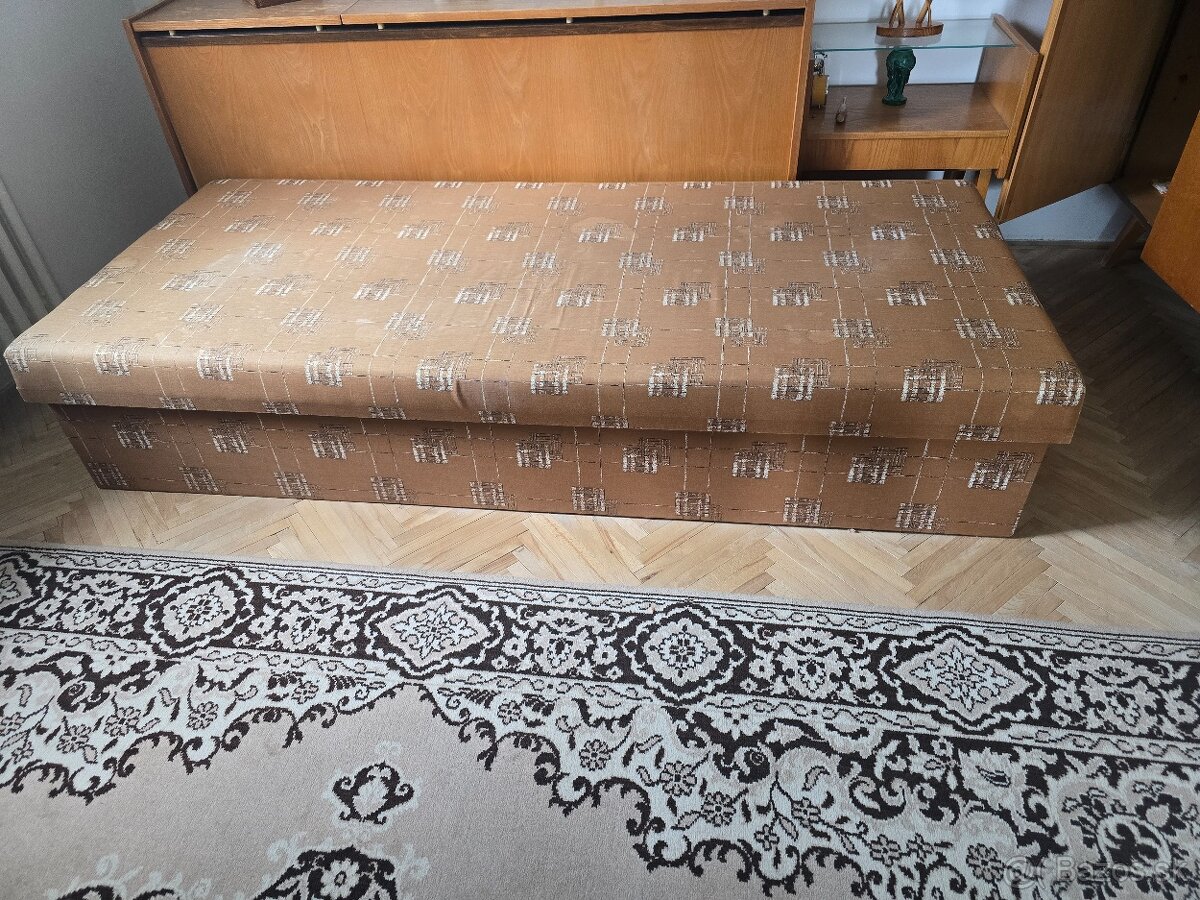 Posteľ s úložným priestorom