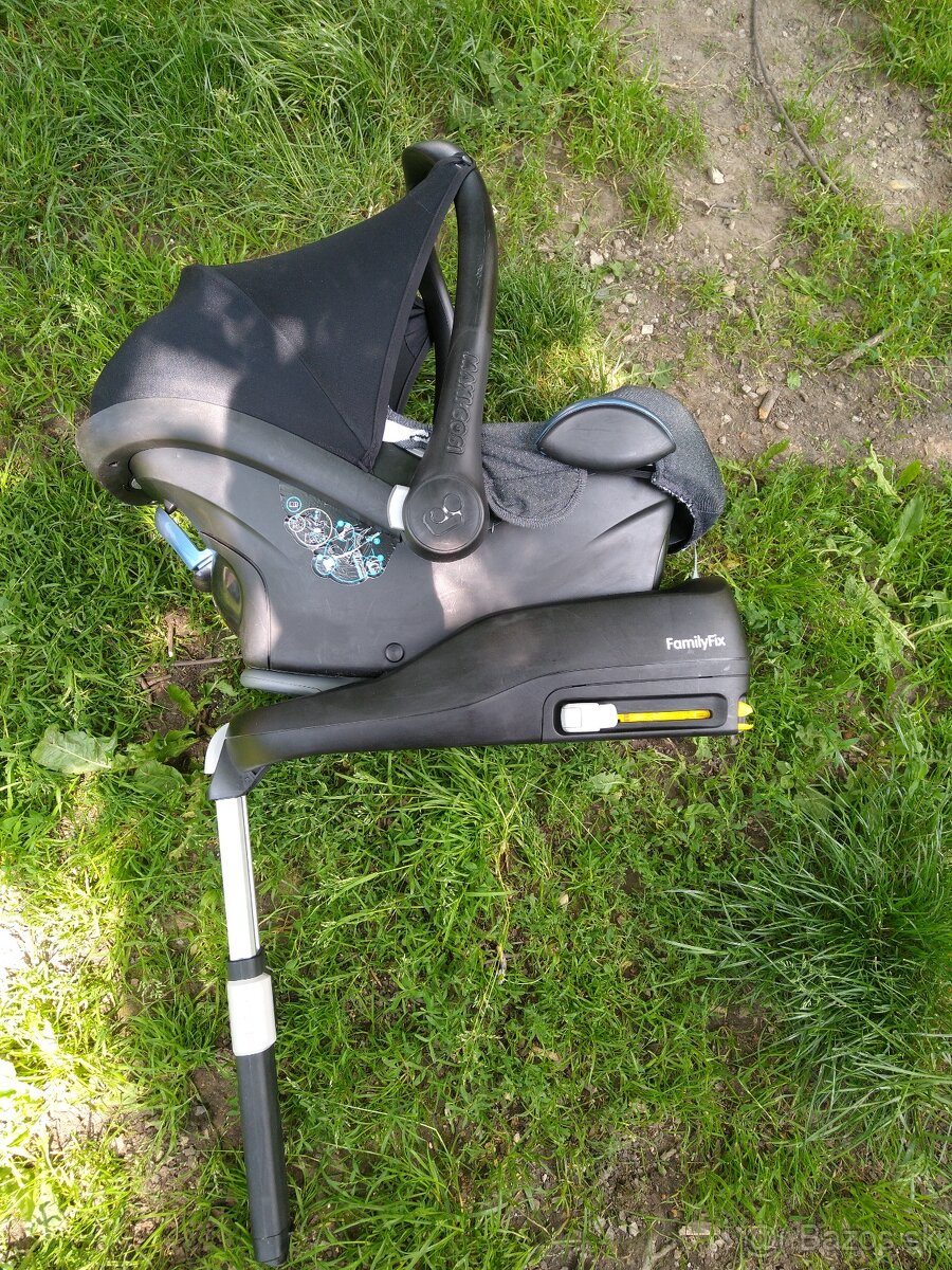 autosedačku Maxi Cosi spolu so základnou FamilyFix