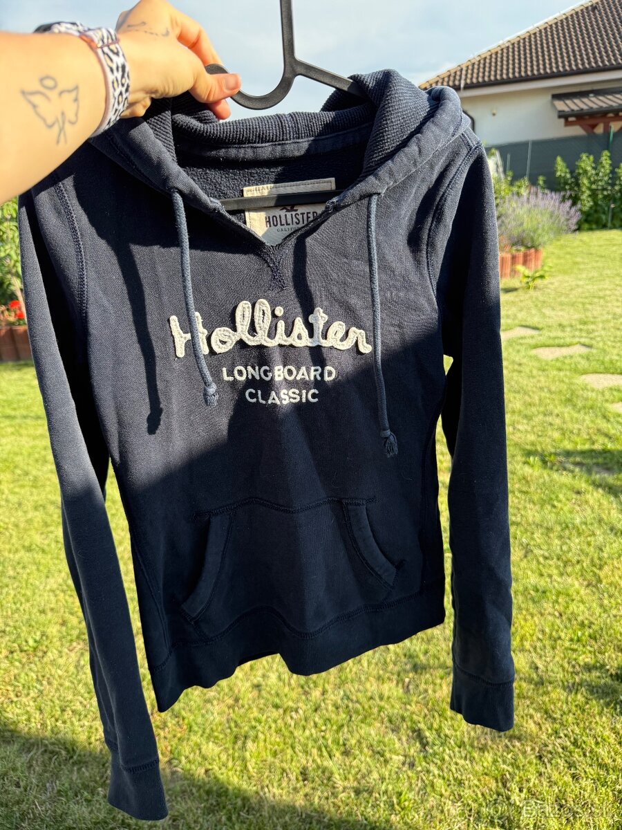 Tmavomodrá mikina Hollister veľkosť S