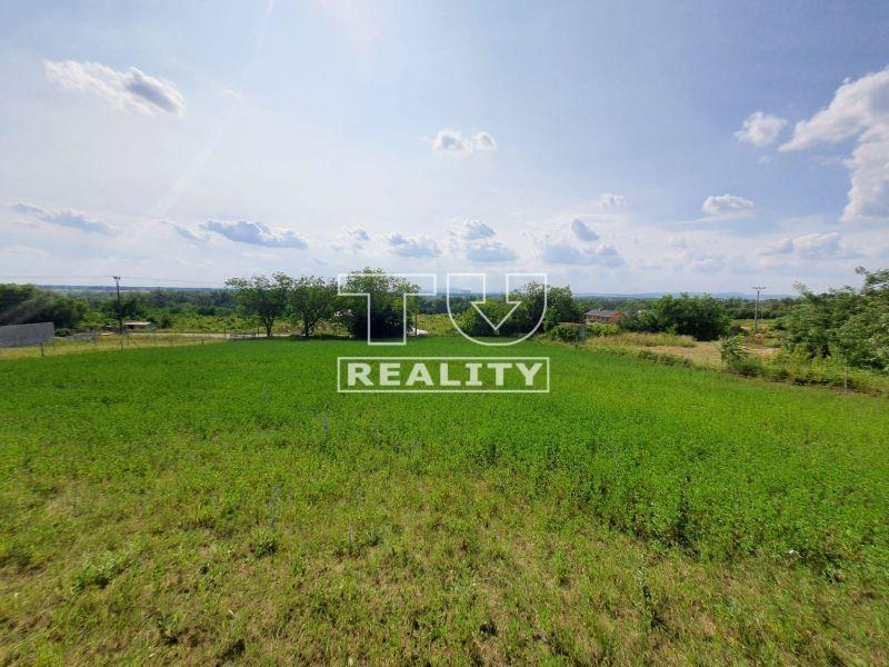 Na predaj stavebný pozemok v obci Hosťovce, 1240 m2