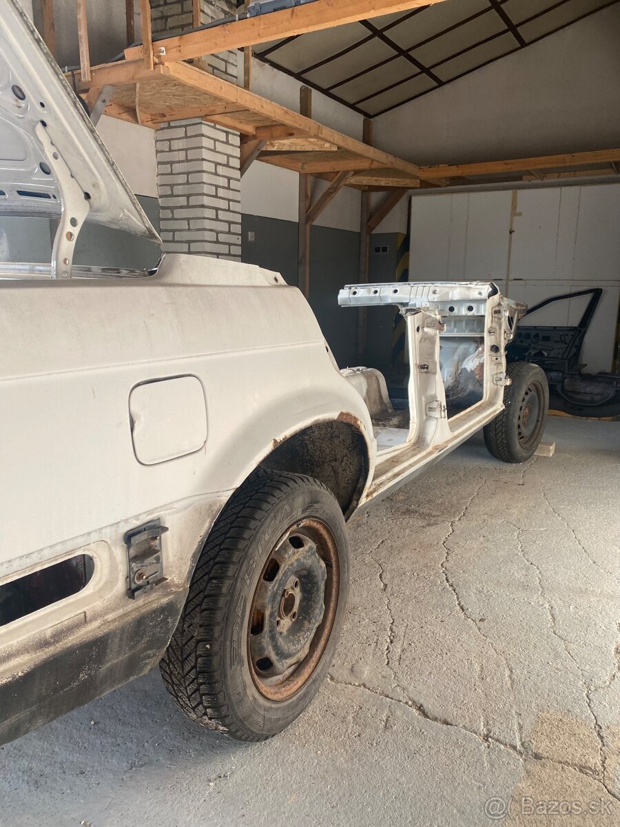 Bmw e30 sedan zvyšok karosérie