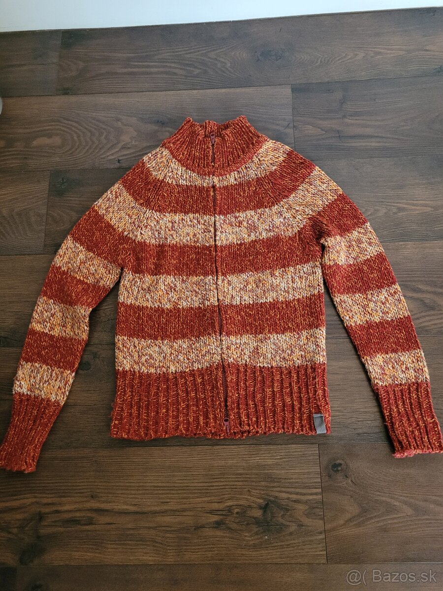 Sveter ku krku na zips, ktorý je obojstranný.