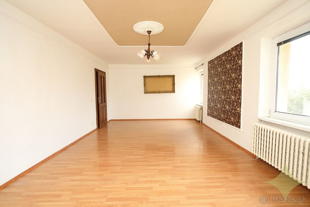 Priestranný rodinný dom s dvomi kúpeľňami  a ovocným sadom v