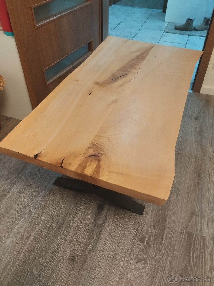 Ručne vyrábaný stôl z masívu