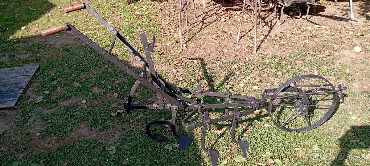 Starý kovový pluh 2