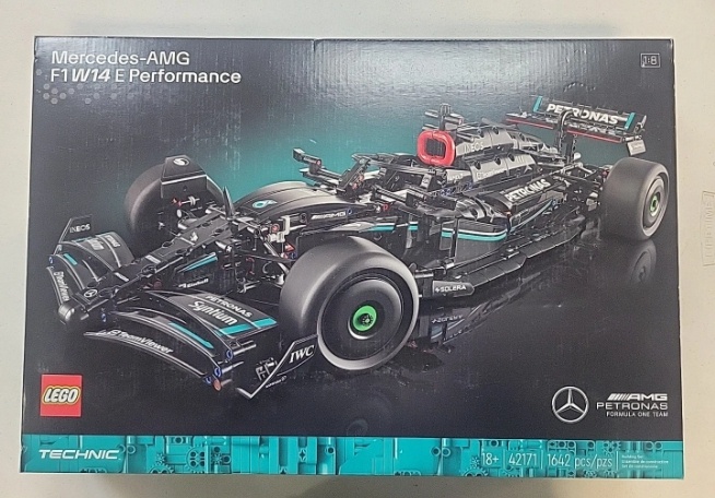 Nové LEGO Technics 42171 Mercedes-AMG F1 W14 E Performance.