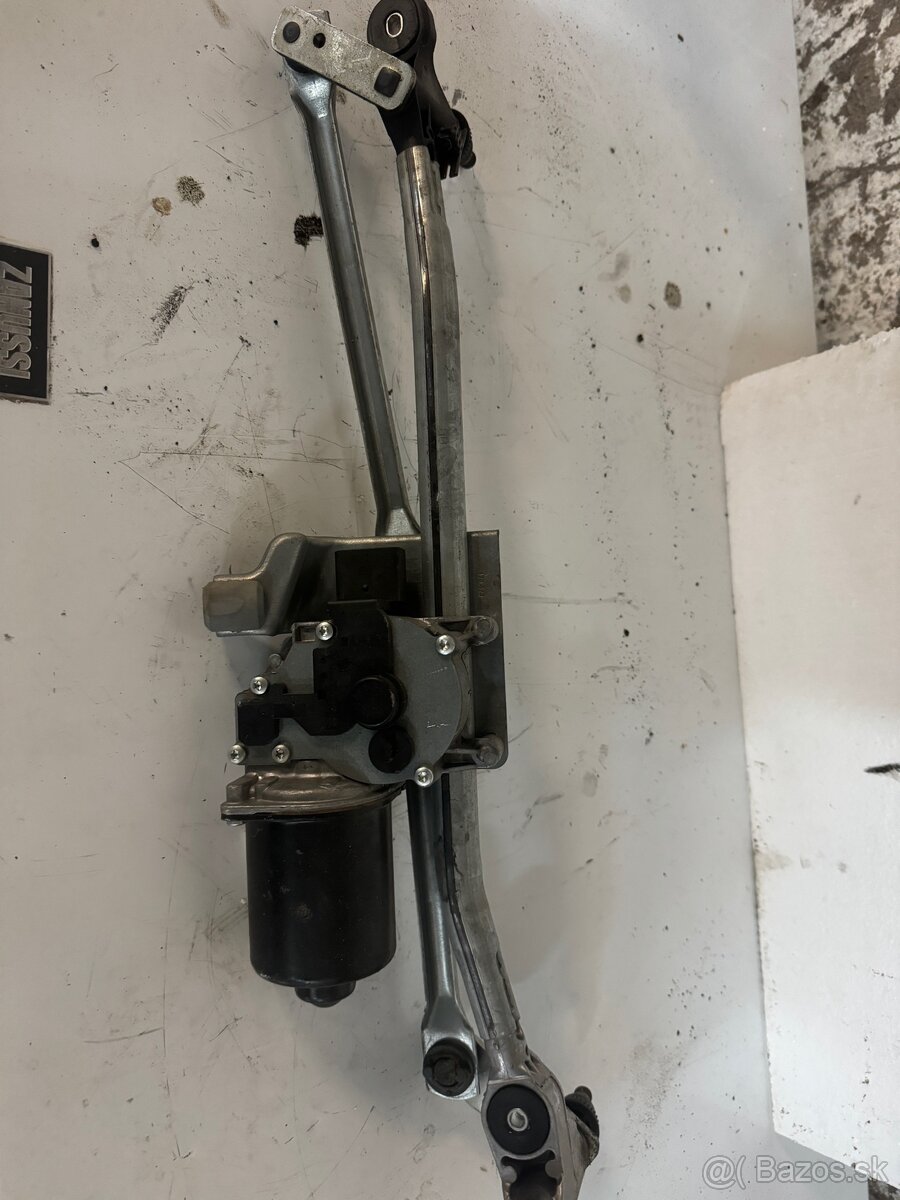 Bmw rad 1 e87 mechanizmus stieracov