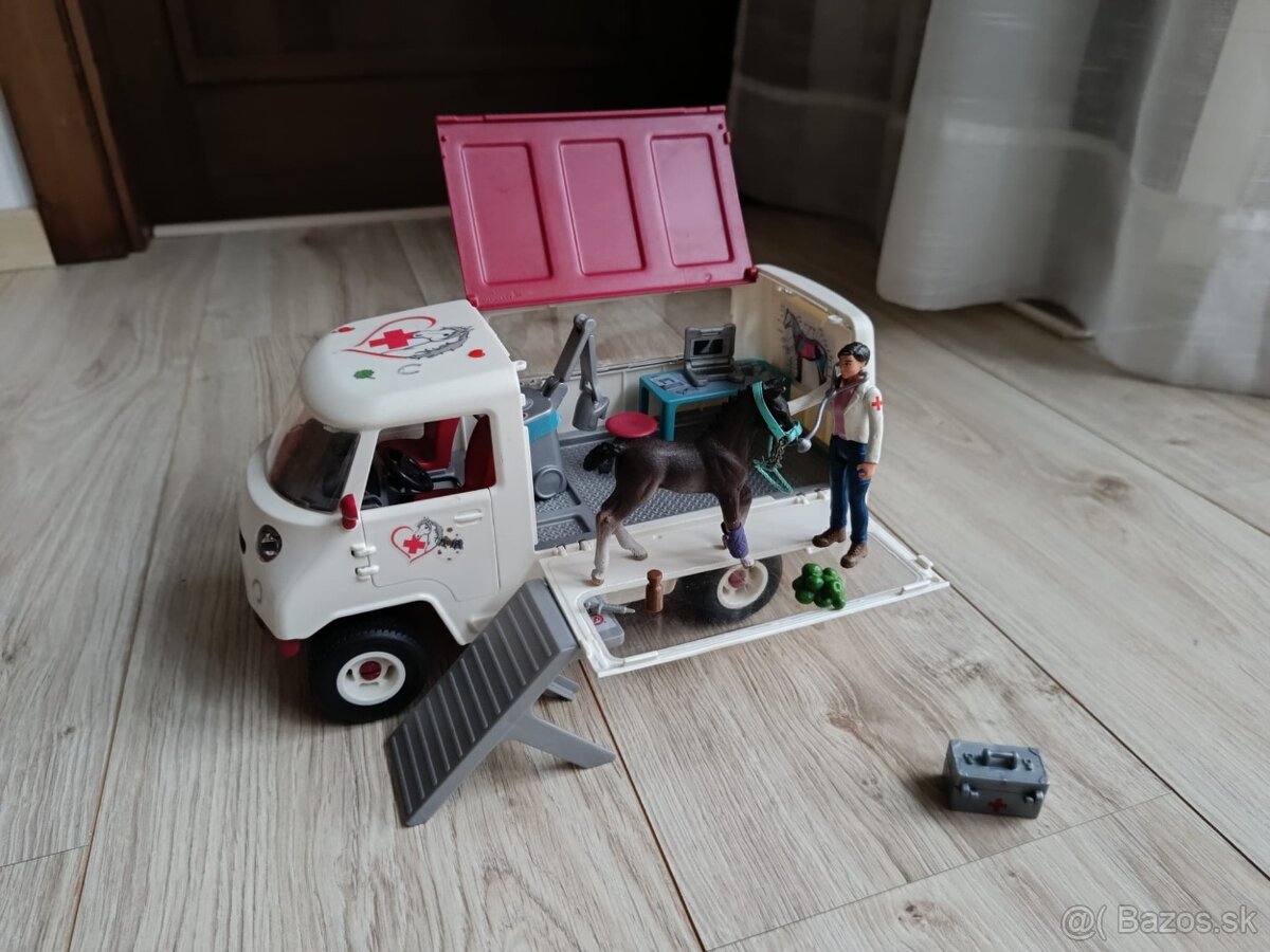 Predam Schleich 42439 Mobilná veterinárna klinika s kobylou