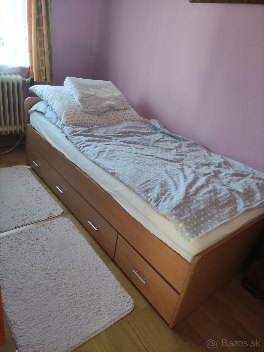 posteľ, písací stôl so stoličkou