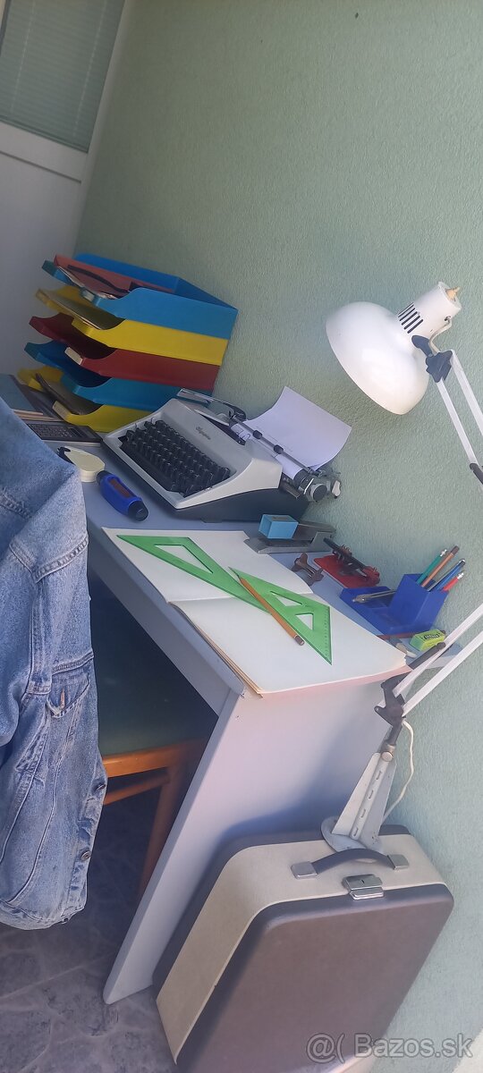 Písací stroj , retro kancelárske potreby