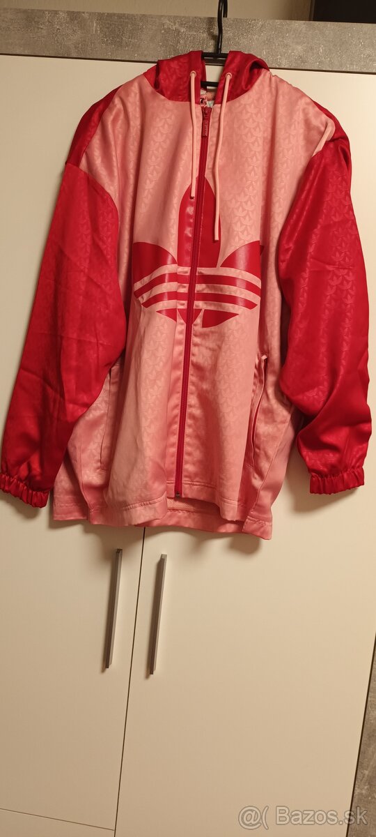 Bunda zn.adidas veľkosť M/L len 19 euro. NOVÁ