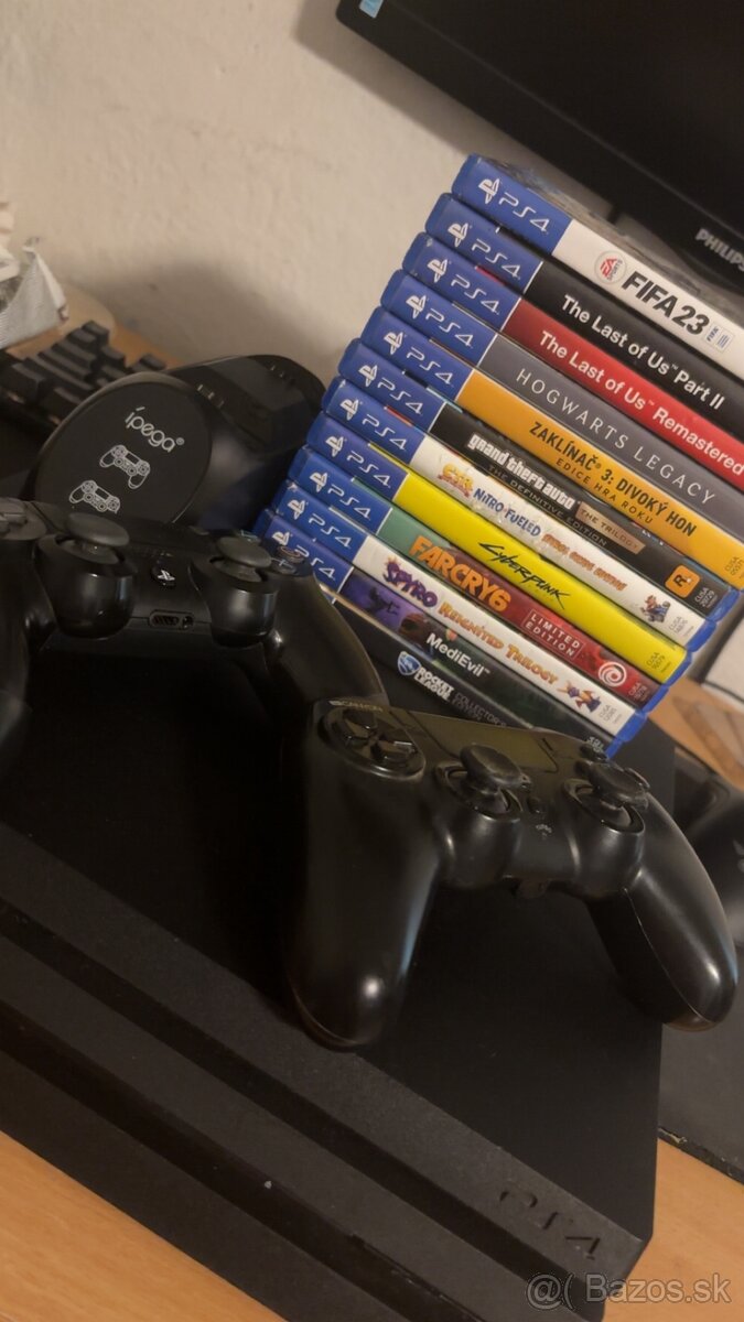 PS4 PRO 1TB + 10 Hier, 2 Ovladace