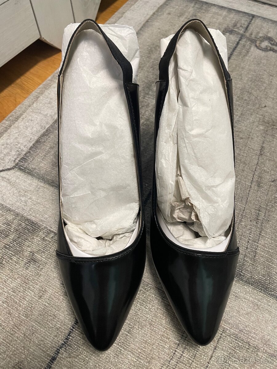 Čierne lesklé lodičky