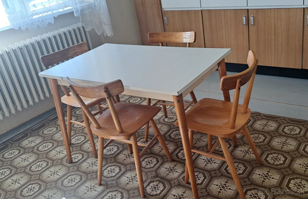 Stôl so stoličkami