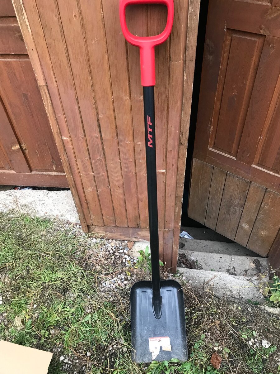 Veľmi Kvalitná odolná lopata aj na ľad kovová
