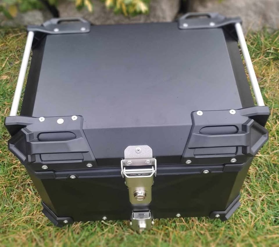 Hliníkový kufr na motorku (top case). Objem 55 litrů. Nový