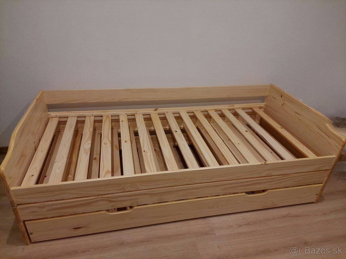 Posteľ z masívu